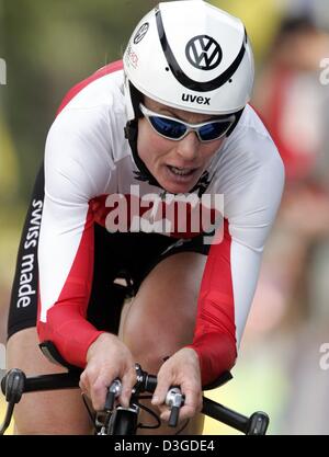 (Afp) - Le cycliste Suisse Karin Thuerig sur son chemin pour gagner l'épreuve individuelle féminine de la course championnat du monde de cyclisme à Bardolino, Italie, 28 septembre 2004. Thuerig a remporté l'épreuve devant l'Allemagne et de Judith Arndt Zoulfia Zabirova russe. Banque D'Images