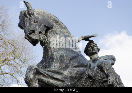 Sculpture en bronze de l'énergie physique de l'homme à cheval dans les jardins de Kensington Banque D'Images