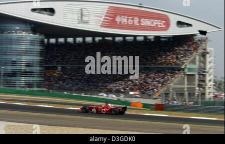 (Afp) - pilote de Formule 1 brésilien Rubens Barrichello (Ferrari) de l'équipe sur sa façon de gagner le Grand Prix de Chine sur le nouveau Circuit International de Shanghai à Shanghai, Chine, le 26 septembre 2004. Banque D'Images