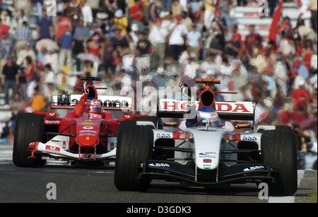 (Afp) - pilote de Formule 1 brésilien Rubens Barrichello (Ferrari, l'équipe de retour) célèbre après avoir remporté le Grand Prix de Chine sur le nouveau Circuit International de Shanghai à Shanghai, Chine, le 26 septembre 2004. Le pilote britannique Jenson Button (BAR-Honda de l'équipe, à l'avant) est arrivé en deuxième position. Banque D'Images