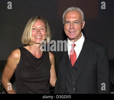 (Afp) - Les Jours heureux ne sont plus : le fichier photo datée du 9 septembre 2000 montre la légende du football allemand Franz Beckenbauer avec sa femme Sybille lors d'une fête à Cologne, Allemagne. Les 59 ans, a annoncé son intention de divorcer de sa femme, le magazine 'Bunte' signalé en septembre 2004. Il n'y a pas de date fixée encore à se marier Heidi Burmester, le 38 ans, mère de ses deux enfants Banque D'Images