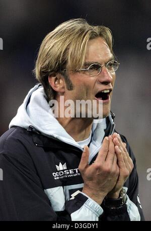 (Afp) - L'entraîneur-chef Juergen Klopp plaide en colère avec ses joueurs en marge d'un match de la coupe intérieure entre Karlsruher SC et FSV Mainz 05 au Wildparkstadion à Karlsruhe, Allemagne, 21 septembre 2004. Les deux équipes ont été enfermés dans un match nul 1-1 après la fin de la réglementation et du temps supplémentaire. Dans les tirs au 2ème division Karsruhe marqué trois buts de Bundesliga Banque D'Images