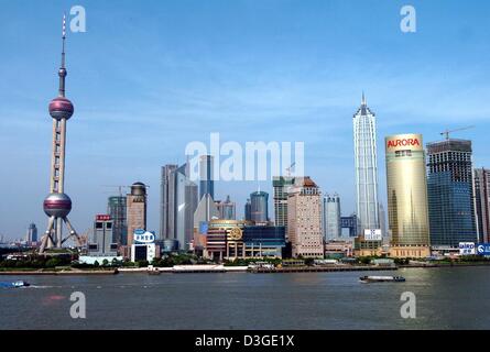 (Afp) - une vue sur la rivière Huangpu et le quartier financier de Pudong à Shanghai, Chine, le 16 juillet 2004. Sur la gauche, le nouveau signe de la ville, l'Oriental Pearl Tower (tour de télévision), et tour Jin Mao (3e bâtiment de L), qui est le 5ème plus haut bâtiment au monde. Le Grand Prix de Chine aura lieu sur la nouvelle piste de course pour la première fois dans Shang Banque D'Images