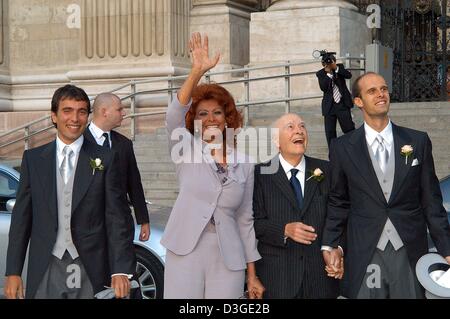 (Afp) - diva du cinéma italien Sophia Loren vagues tout en étant flanqué de son fils aîné, Carlo Ponti Jr. (L), son mari, producteur de cinéma Carlo Ponti (2e à partir de R) et son plus jeune fils, Edoardo Ponti (R), avant le mariage de son fils Carlo à la basilique de St Stephan à Budapest, Hongrie, le 18 septembre 2004. Banque D'Images