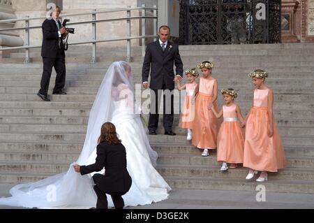 (Afp) - L'épouse, de l'altiste hongroise Andrea Meszaros, avec quatre filles mariée arrive à son mariage avec le fils de Sophia Loren, chef d'orchestre Carlo Ponti Jr., à la basilique de St Stephan à Budapest, Hongrie, le 18 septembre 2004. Banque D'Images