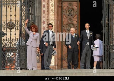 (Afp) - diva du cinéma italien Sophia Loren vagues tout en vous tenant à côté de (de G :) son fils aîné, Carlo Ponti Jr., son mari, producteur de cinéma Carlo Ponti et son plus jeune fils, Edoardo Ponti (R), avant le mariage de son fils Carlo à la basilique de St Stephan à Budapest, Hongrie, le 18 septembre 2004. Banque D'Images