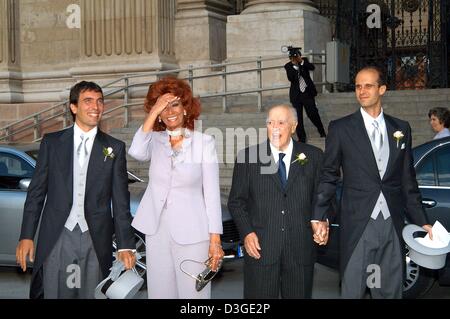 (Afp) - diva du cinéma italien Sophia Loren sourit dans la lampe de l'attente des photographes comme elle arrive avec (de G :) son fils aîné, Carlo Ponti Jr., son mari, producteur de cinéma Carlo Ponti et son plus jeune fils, Edoardo Ponti, à son fils Carlo's wedding au la basilique Saint-Étienne à Budapest, Hongrie, le 18 septembre 2004. Banque D'Images