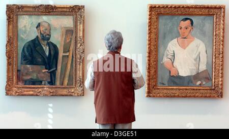 (Afp) - Un visiteur regarde d'autoportraits de peintres Paul Cézanne (L) et Pablo Picasso au Musée Folkwang à Essen, Allemagne, 16 septembre 2004. Intitulé 'Cézanne et l'aube de l'Art Moderne" l'exposition présente 40 peintures de l'artiste français célèbre avec sélection de tableaux de Picasso, Matisse et d'autres de donner au visiteur une chance de mettre en contexte les œuvres de Cézanne. L e Banque D'Images