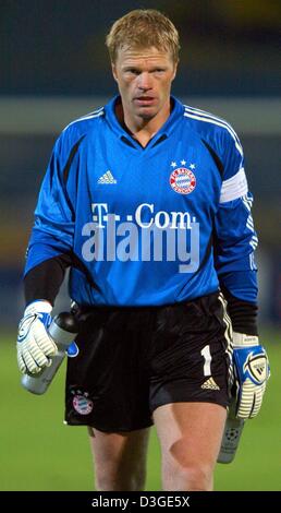 (Afp) - Bayern gardien Oliver Kahn est épuisé qu'il quitte le terrain après le match de la Ligue des Champions entre le Bayern Munich et Maccabi Tel Aviv à Ramat Gan Stadium à Tel Aviv, Israël, le 15 septembre 2004. Glamourless Bayern a enregistré un gain de 1-0. Banque D'Images