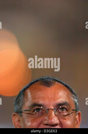 (Afp) - l'entraîneur Felix Magath Bayern regarde le ciel pendant le match de la Ligue des Champions entre le Bayern Munich et Maccabi Tel Aviv à Ramat Gan Stadium à Tel Aviv, Israël, le 15 septembre 2004. Glamourless Bayern a enregistré une victoire de 1-0. Banque D'Images