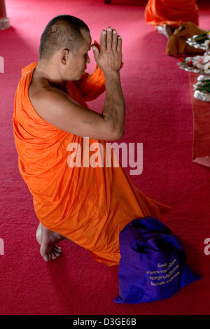 Un moine bouddhiste prie à Wat Nam Hoo en vallée Pai, Mae Hong Son, Thaïlande province Banque D'Images