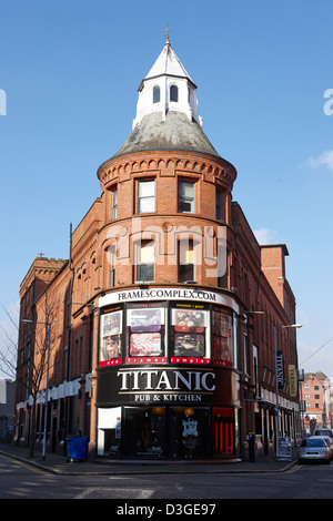 Images complexes et titanic pub dans la maison bibliothèque bâtiment triangulaire Royaume-Uni Irlande du Nord Belfast Banque D'Images