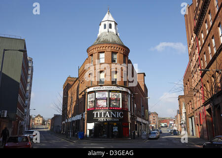 Images complexes et titanic pub dans la maison bibliothèque bâtiment triangulaire Royaume-Uni Irlande du Nord Belfast Banque D'Images