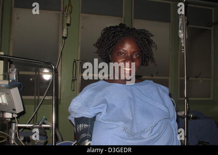 Une femme africaine dans un bloc opératoire à l'hôpital Mulago, l'Ouganda, sur le point de subir une césarienne Banque D'Images