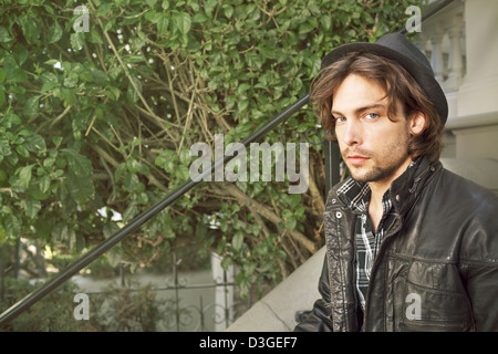 Les gens branchés et Beatniks - un jeune homme hipster en chemise à carreaux, veste en cuir. Banque D'Images
