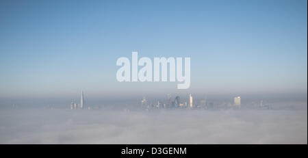 Londres, Royaume-Uni. 19 Février, 2013. Les grands bâtiments de London's horizon emblématique à travers le brouillard de zone de basse sur un matin de février. Crédit : Steve Bright / Alamy Live News Banque D'Images