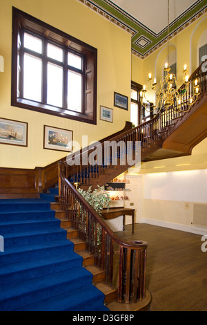 Hall et imposant escalier dans un bâtiment de l'école privée redondante. Banque D'Images