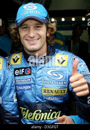 (Dpa) - Italien pilote de Formule 1 Jarno Trulli donne un coup de pouce après la réussite d'un tour de qualification pour le Grand Prix de Belgique à Spa, Belgique, 28 août 2004. Trulli, qui a été publié cette semaine par l'équipe Renault, deviendra le nouveau coéquipier de l'allemand Ralf Schumacher lorsque les deux se joindra à l'équipe Toyota Racing pour la prochaine saison de Formule 1. 'Il n'y aura pas teamorder, Banque D'Images