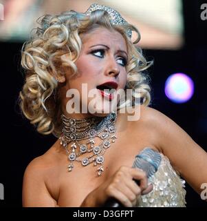 (Afp) - la chanteuse Christina Aguilera fonctionne à la branche locale du constructeur automobile Mercedes Benz à Munich, Allemagne, 10 septembre 2004. Aguilera a donné un concert exclusif pour environ 1 500 personnes pour promouvoir la sortie de la nouvelle Mercedes Classe A modèle. Pendant le concert, elle a présenté sa nouvelle chanson 'Bonjour' qui a été écrite spécialement pour le concert. Banque D'Images