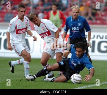 (Afp) - Le milieu de terrain de Hambourg Mehdi Mahdavikia (/R) tombe au sol dans un duel avec son adversaire Stuttgart Horst Heldt (2e à partir de L) en tant que défenseur Philipp Lahm Stuttgart (L) et Hambourg le milieu de terrain David Jarolim regardez sur pendant un match de championnat au stade Gottlieb-daimler de Stuttgart, Allemagne, le 11 septembre 2004. Stuttgart a gagné 2-0 et est en ce moment à la première place dans la ligue sta Banque D'Images