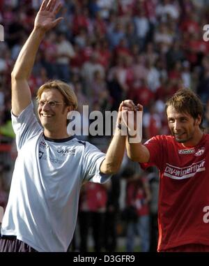 (Afp) - L'entraîneur-chef Juergen Klopp (L) et de Mayence defender Marco Rose célébrer après la fin du match contre Leverkusen au stade Bruchweg à Mainz, Allemagne, le 11 septembre 2004. Récemment promu Mayence contrarié des favoris Leverkusen 2-0. Banque D'Images