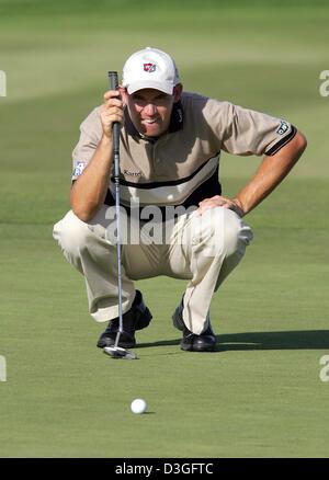 (Afp) - L'Irlande, le golfeur Padraig Harrington examine la situation pour son prochain posée lors de la 17e tournoi Masters allemand Linde à Pulheim, près de Cologne, en Allemagne, le jeudi 9 septembre 2004. Banque D'Images