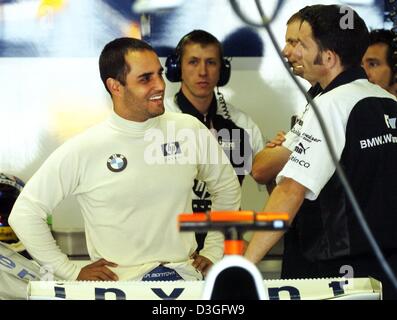 (Afp) - pilote de Formule 1 colombien Juan Pablo Montoya (team BMW-Williams) sourit à son équipe est fort au cours de la session de formation pour le Grand Prix d'Italie à Monza, Italie, le 10 septembre 2004. Le Grand Prix aura lieu le dimanche 12 septembre 2004. Banque D'Images