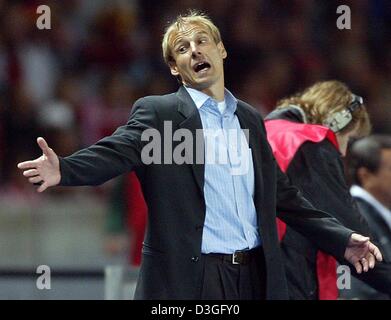 (Afp) - L'entraîneur de soccer national allemand Jürgen Klinsmann des gestes de façon éclatante au cours de l'amical de football entre l'Allemagne et le Brésil au Stade Olympique de Berlin, 8 septembre 2004. Premier match à domicile de Klinsmann s'est terminée par un nul 1-1. Banque D'Images