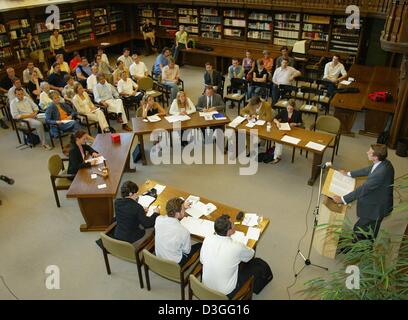 (Afp) - un participant au débat international Tournament parle devant une couronne assemblé à la bibliothèque de l'Université de Tuebingen, Allemagne, 15 août 2004. Le premier tournoi international de débat en langue allemande a été accueillie par le club de débats Tuebingen 'Streikultur" (argument de la culture) à l'université historique local. 32 participants de 7 pays ont pris part à l'e Banque D'Images