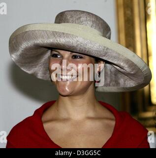 (Afp) - La princesse Victoria de Suède sourit au cours d'une réception à l'Bessastadir bureau du président de l'Islande à Reykjavik, Islande, 7 septembre 2004. Le Couple royal suédois et leur fille, la Princesse Victoria est arrivé en Islande pour une visite officielle. Banque D'Images