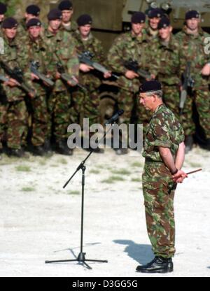 (Afp) - La Couronne britannique, le Prince Charles adresses des soldats au cours de sa visite privée de troupes britanniques à la caserne en Normandie Sennelager près de Paderborn, Allemagne, vendredi 3 septembre 2004. Depuis juillet 2003, le Prince de Galles a été colonel honoraire de la cavalerie qui est stationné en Allemagne et sera déployée en Iraq en octobre. Banque D'Images