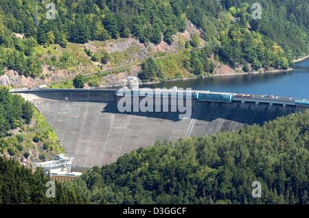 (Afp) - Une vue de l'Hohenwarte barrage sur la rivière Saale près de Saalfeld, Allemagne, 10 août 2004. Le barrage, érigé en 1941, est actuellement en cours de restauration et reçoit un nouveau walldeck. La construction du barrage a commencé en 1936, il a une hauteur de 75 m et l'walldeck est 412 m de long. Banque D'Images