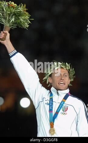 (Afp) - L'Italie Stefano Baldini montre sa médaille d'or lors de la cérémonie de remise des médailles des Jeux Olympiques d'Athènes 2004 42 km de course de marathon, qui a été le dernier événement sportif de ces Jeux Olympiques, le dimanche 29 août 2004. Banque D'Images