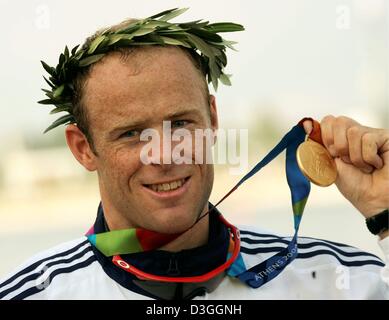 (Afp) - médaille d'Eirik Veraas Larsen de la Norvège montre sa médaille de la hommes K1 1000 m finale aux Jeux Olympiques de 2004 à Athènes l'aviron et le canoë centre, vendredi 27 août 2004. Banque D'Images