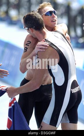 (Afp) - le néo-zélandais Hamish Carter (L) reçoit une accolade de félicitations coéquipier Bevan Doherty après avoir remporté le triathlon olympique à Athènes, Grèce, le 26 août 2004. Doherty a terminé deuxième. Banque D'Images