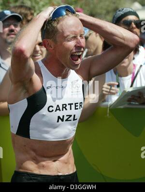 (Afp) - le néo-zélandais Hamish Carter laisse échapper un cri de joie après il remporte le triathlon olympique à Athènes, Grèce, le 26 août 2004. Banque D'Images