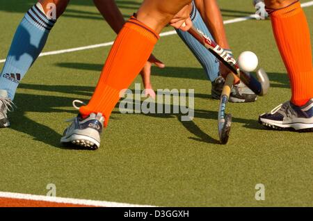 (Afp) - les joueurs de hockey féminin de jambes vu pendant le match entre les Pays-Bas et l'Argentine aux Jeux Olympiques de 2004 à Athènes, Grèce, 24 août 2004. Banque D'Images