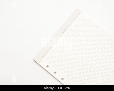 Pile de feuilles de papier vierge sur fond blanc Banque D'Images