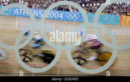 (Afp) - Les cyclistes en action à la men's point course cyclisme sur piste aux Jeux Olympiques de 2004 à Athènes, Grèce, 24 août 2004. Banque D'Images