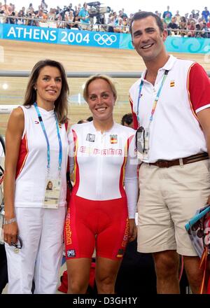 (Afp) - L'Espagnol Prince Felipe et son épouse Letizia Ortiz (L) avec sourire cycliste espagnol Pascual Gema durant la course aux points aux Jeux Olympiques d'Athènes en finale des Jeux Olympiques de 2004 à Athènes, Grèce, le 25 août 2004. Banque D'Images
