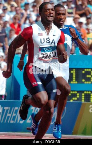 (Afp) - le champion olympique Justin Gatlin 100m from the United States sprints de la première ronde de la Men's Olympic 200m au Stade olympique à Athènes, Grèce, 24 août 2004. Banque D'Images