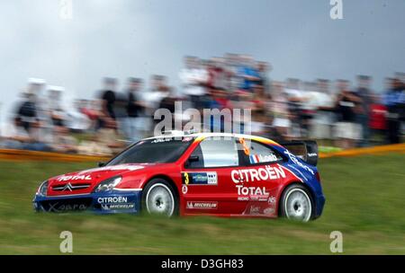 (Afp) - Les gagnants des dernières années l'Allemagne ADAC Rallye Sebastien Loeb (France) et Daniel Elena (Monaco) vitesse passé les spectateurs de l'agiter dans les Citroen Xsara WRC dans Soetern, Allemagne, 19 août 2004. La course est partie du monde Rallye Championship. Banque D'Images