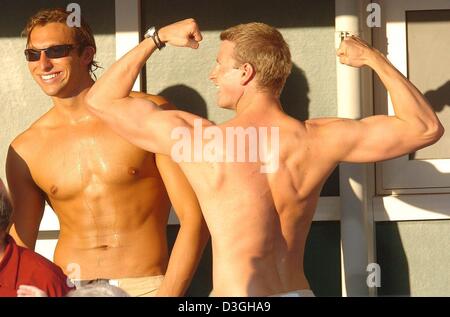 (Afp) - les nageurs Australien Ian Thorpe (L) et Reagan Harrisson en plaisantant poser pour les photographes dans la chaude lumière du soleil du soir tout en regardant les événements à la centre aquatique olympique à Athènes, Grèce, le 19 août 2004. Banque D'Images