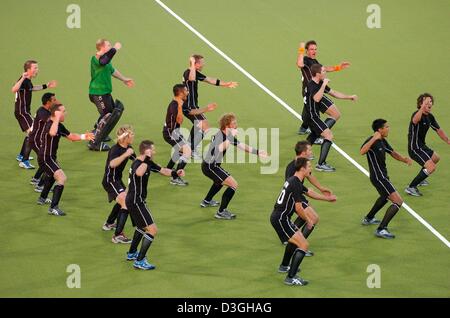 (Dpa) - Nouvelle-Zélande teamplayers conduisent leur cérémonie d'échauffement avant l'avant-match de hockey la Nouvelle-Zélande contre l'Argentine lors des Jeux Olympiques de 2004 à Athènes, Grèce, le 19 août 2004. Banque D'Images