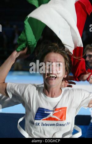 (Afp) - L'escrimeur italien Valentina Vezzali cheers et les vagues le drapeau national italien après avoir remporté le women's individuel Fleuret médaille d'or aux Jeux Olympiques de 2004 à Athènes, Grèce, 18 août 2004. Banque D'Images