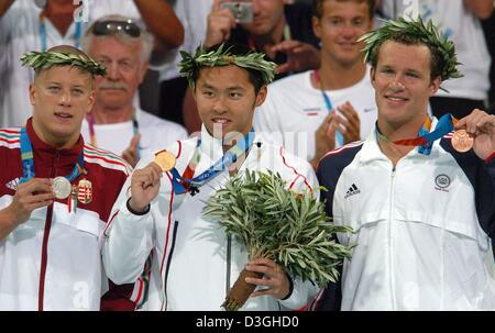 (Afp) - (de G :) Daniel Gyurta, médaillé d'argent à partir de la Hongrie, le nageur Japonais Kosuke Kitajima montrant sa médaille d'or et de bronze Brendan Hansen de l'USA à la cérémonie des médailles du 200 m brasse hommes finale au centre aquatique olympique à Athènes, mercredi 18 août 2004. Banque D'Images