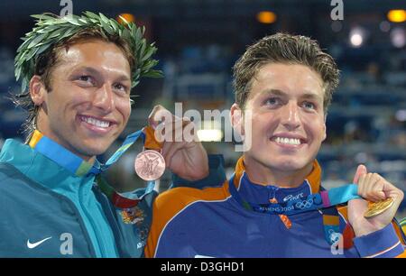 (Afp) - Le nageur néerlandais Pieter van den Hoogenband (R) présente sa médaille d'or après avoir remporté le 100m nage libre Hommes avec finale de bronze olympique Ian Thorpe à partir de l'Australie à la centre aquatique olympique à Athènes, Grèce, le 18 août 2004. Banque D'Images