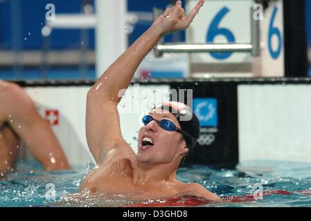 (Afp) - Le nageur néerlandais Pieter van den Hoogenband cheers après la prise d'or dans le le 100 m nage libre aux Jeux Olympiques d'Aquatic Centre à Athènes, Grèce, le 18 août 2004. Banque D'Images