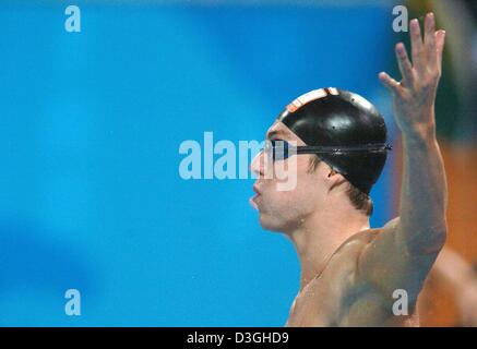 (Afp) - Le nageur néerlandais Pieter van den Hoogenband cheers après avoir pris la médaille d'or dans l'épreuve du 100m nage libre aux Jeux Olympiques d'Aquatic Centre inAthens, Grèce, 18 août 2004. Banque D'Images