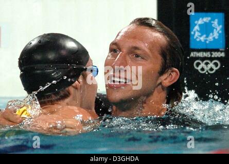 (Afp) - Le nageur Australien Ian Thorpe (R) félicite le nageur néerlandais Pieter van den Hoogenband après la prise d'or dans le le 100 m nage libre aux Jeux Olympiques d'Aquatic Centre à Athènes, Grèce, le 18 août 2004. Banque D'Images